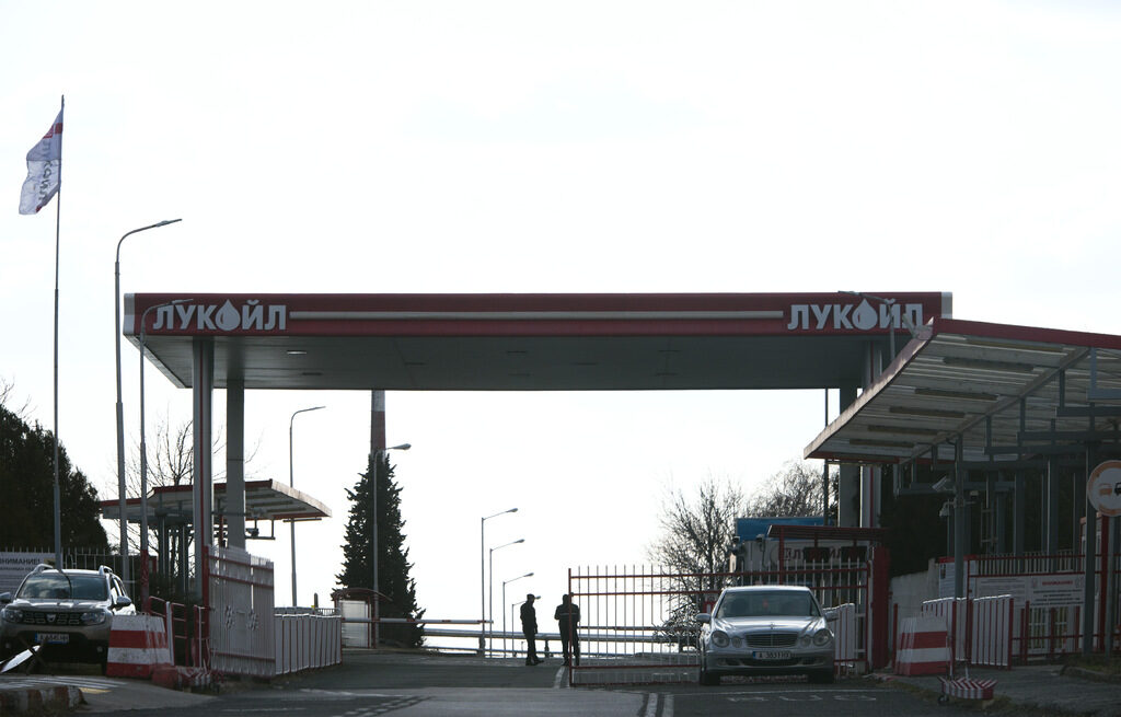 "Файненшъл таймс": "Лукойл" е избрал купувач за рафинерията си в Бургас "Файненшъл таймс": "Лукойл" е избрал купувач за рафинерията си в Бургас