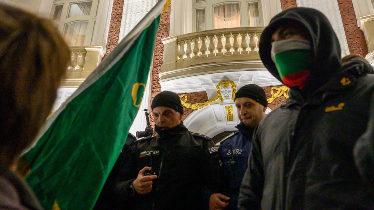 Кои са организациите, стоящи зад протеста срещу пиесата в Народния театър