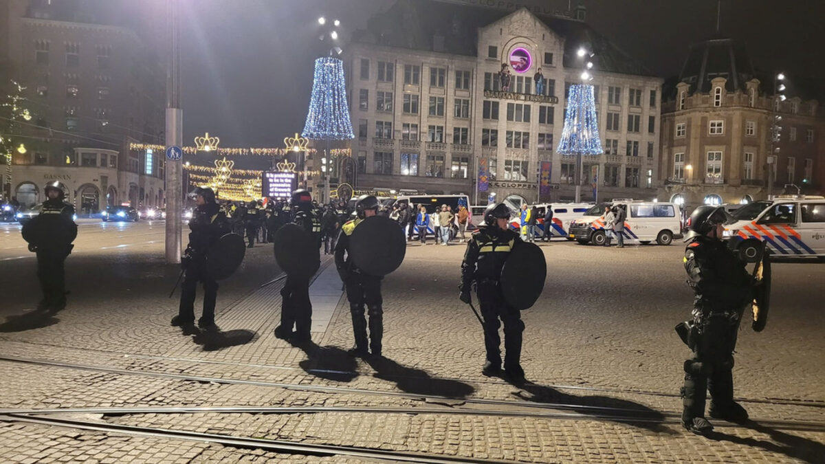 Амстердам забрани протести за три дни след "антисемитски атаки"