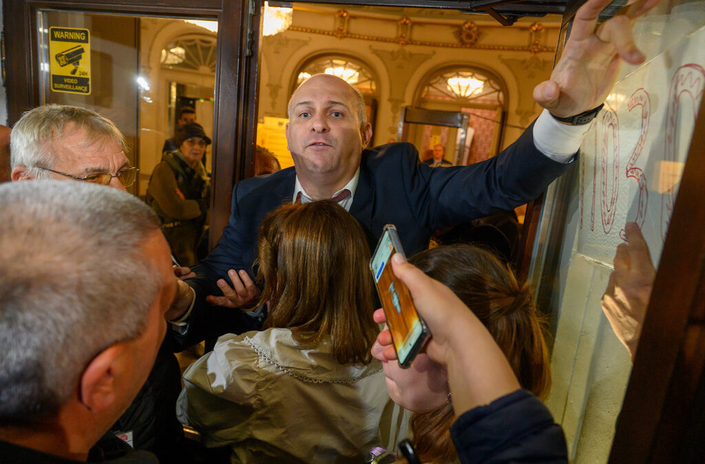 Народния театър "Иван Вазов" - протест, организиран срещу премиерата на пиесата "Оръжията и човекът" от Бърнард Шоу, поставена от Джон Малкович. директорът на Народния театър Васил Василев Народния театър "Иван Вазов" - протест, организиран срещу премиерата на пиесата "Оръжията и човекът" от Бърнард Шоу, поставена от Джон Малкович. директорът на Народния театър Васил Василев
