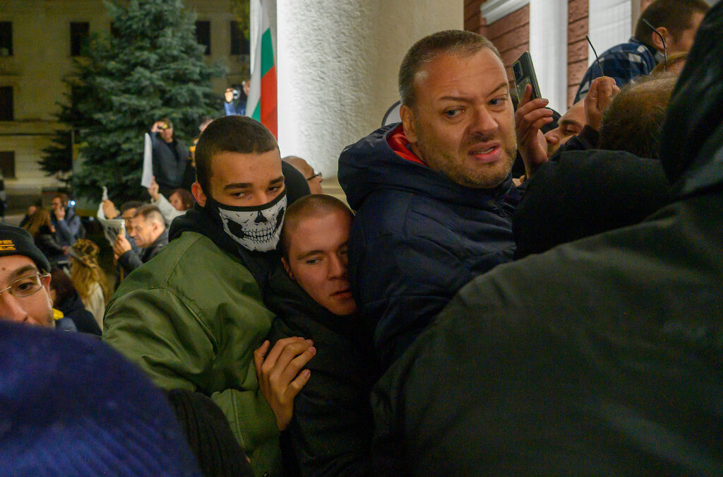 Живеем в най-богатата, мирна и развита България и в същото време една огромна част от българите са пълни с гняв, омраза и обида към всичко.