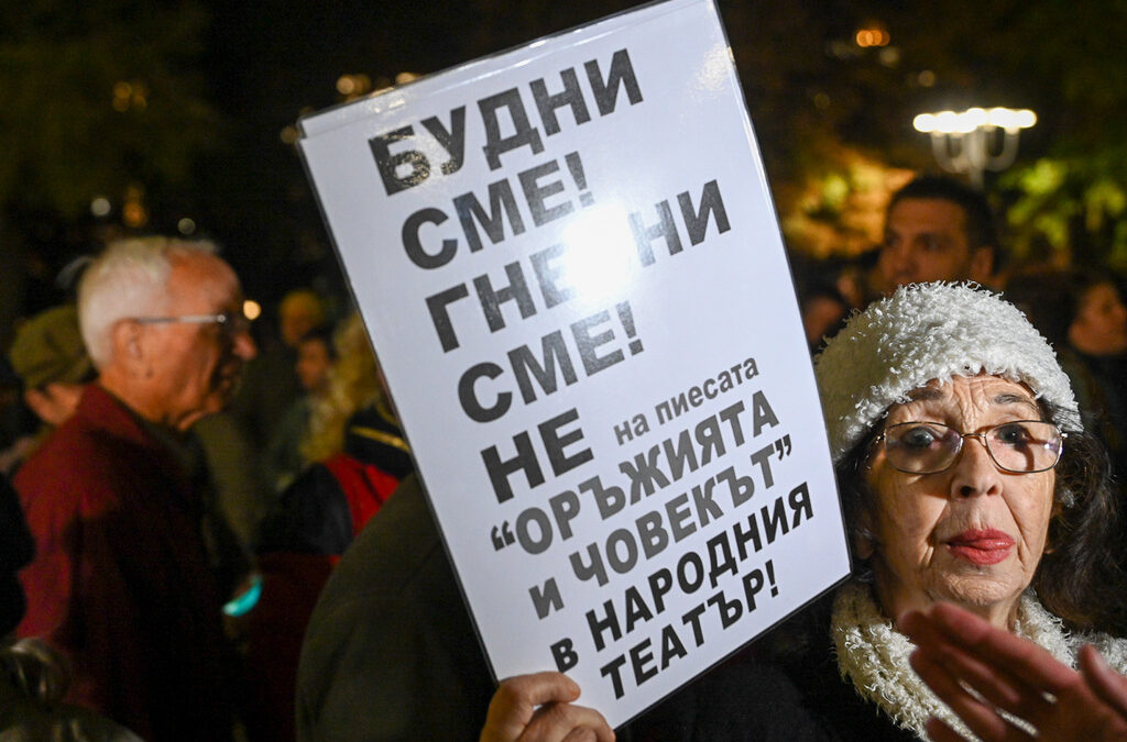 Групи от български граждани взеха твърдо решение да се обидят на почва оскърбено национално достойнство и да отменят пиесата от репертоара на Народния театър.