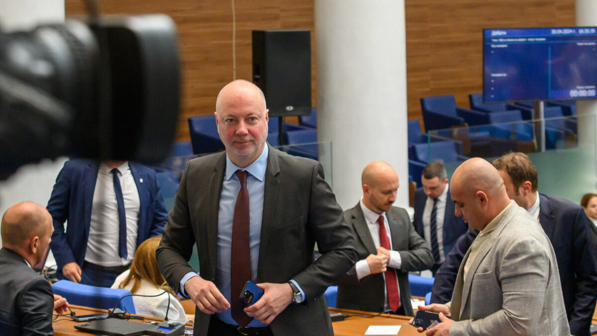 И за Росен Желязков, и за Асен Василев станалото пред Народния театър в четвъртък било прелюдия и генерална репетиция за това, което ще стане утре. И за Росен Желязков, и за Асен Василев станалото пред Народния театър в четвъртък било прелюдия и генерална репетиция за това, което ще стане утре.