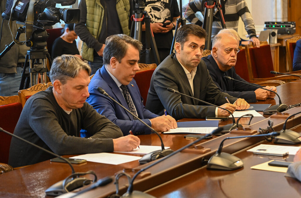 Васил Пандов, Асен Василев, Кирил Петков и Атанас Атанасов по време на срещите в парламента.