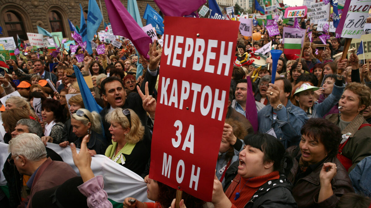 В постоянния страх от ръководството, от инспекциите, от родителите учителите развиват силна автоцензура, която се отнася и до съществуващи, и дори до несъществуващи ограничения <br /><br /><em>На снимката: протест на учители през октомври 2007 г. за по-високи заплати</em>