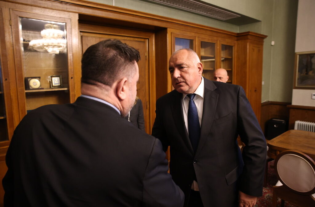 Срещата между ГЕРБ и БСП бе закрита за медиите.