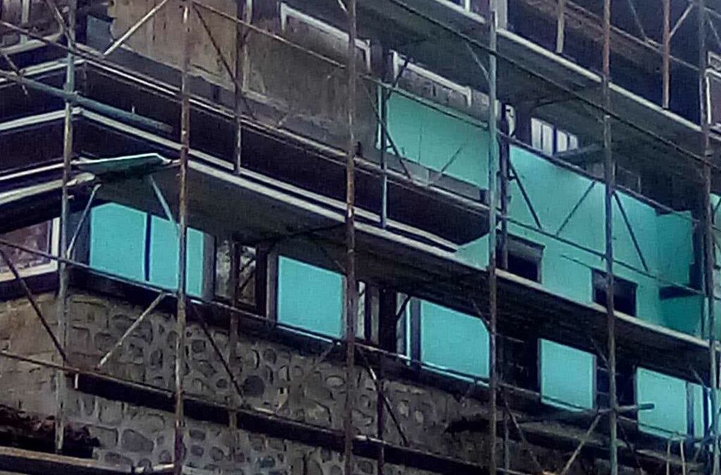 Фибран покрива фасадата на Бозовата къща и под него изчезват орнаменти и автентичния цвят.