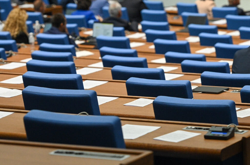 Заседанието на парламента ще бъде подновено в петък