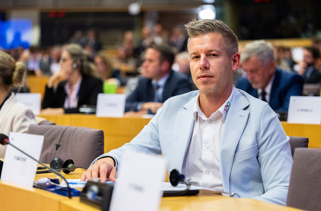 Европарламентът гледа сваляне на имунитета на Петер Мадяр