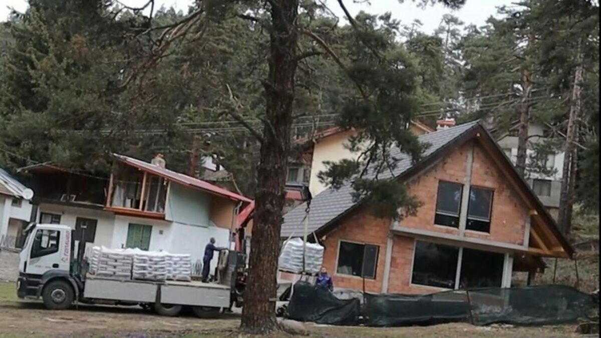 Когато разрешителното за надстройка и пристройка е издадено, вилата вече е била изцяло разрушена и нейното изграждане е започнало наново