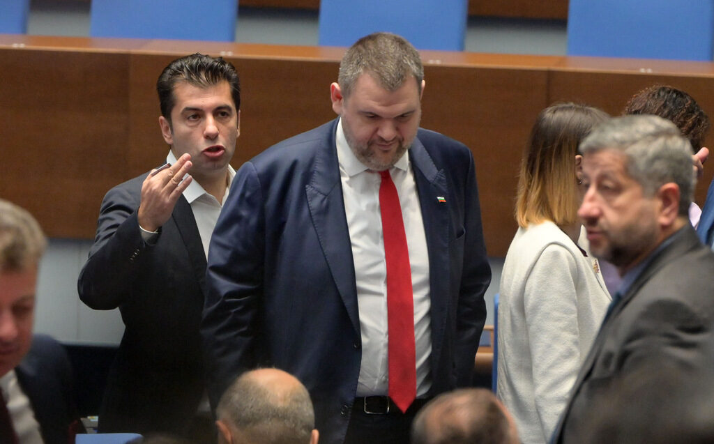 "Продължаваме промяната - Демократична България" пита за държавната охрана на Пеевски
