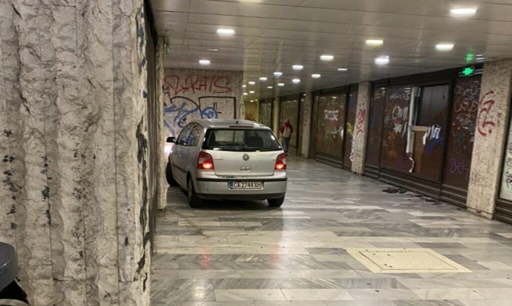 Автомобил паркира в столичен подлез, след като мина през велоалея