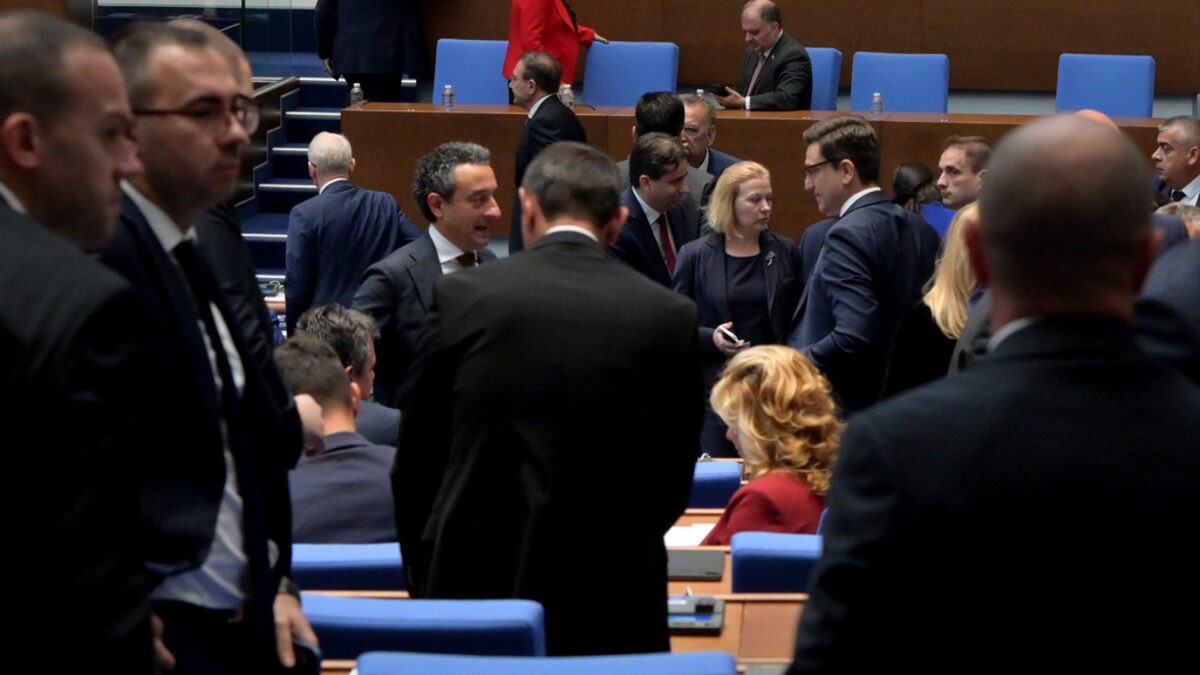 Първото заседание на парламента продължава вече почти 200 часа Първото заседание на парламента продължава вече почти 200 часа