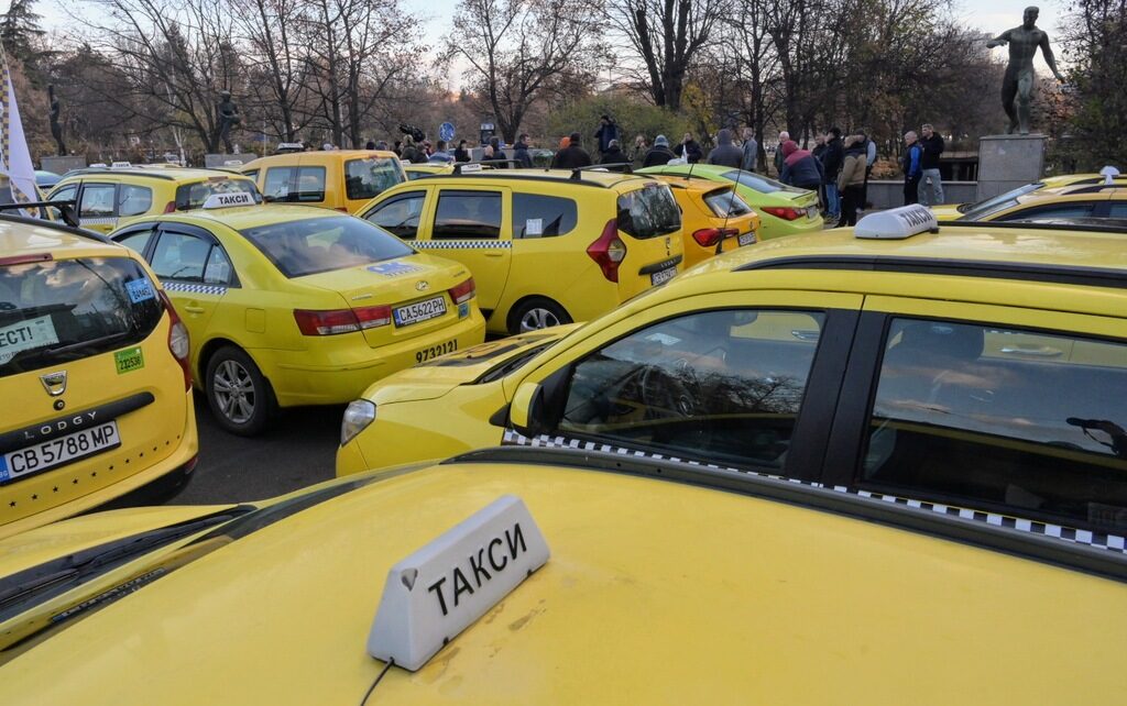 Антимонополната комисия ще проверява за картелно споразумение за цената на "Гражданска отговорност" за такситата