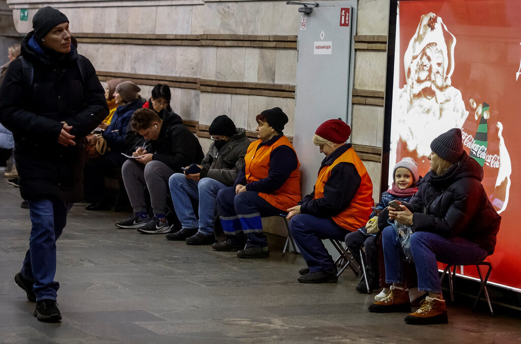 Жители на Киев се подслониха в метрото при руската ракетна атака днес. Жители на Киев се подслониха в метрото при руската ракетна атака днес.