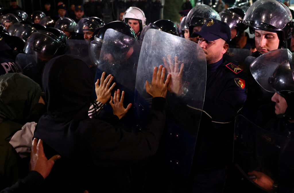 Полицията в Тирана разпръсна протест, настояващ за служебно правителство