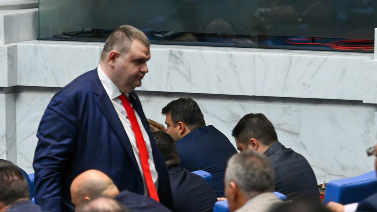 Месец след изборите парламентът остава блокиран