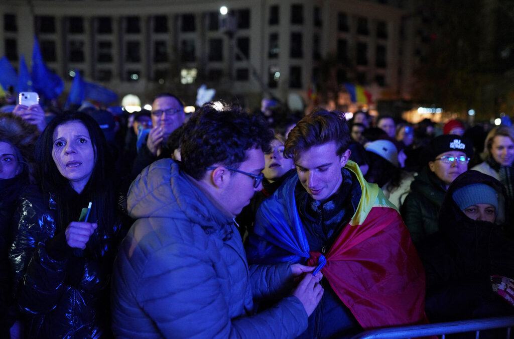 Голям митинг в подкрепа на демокрацията, ЕС и НАТО се проведе снощи в Букурещ. Голям митинг в подкрепа на демокрацията, ЕС и НАТО се проведе снощи в Букурещ.