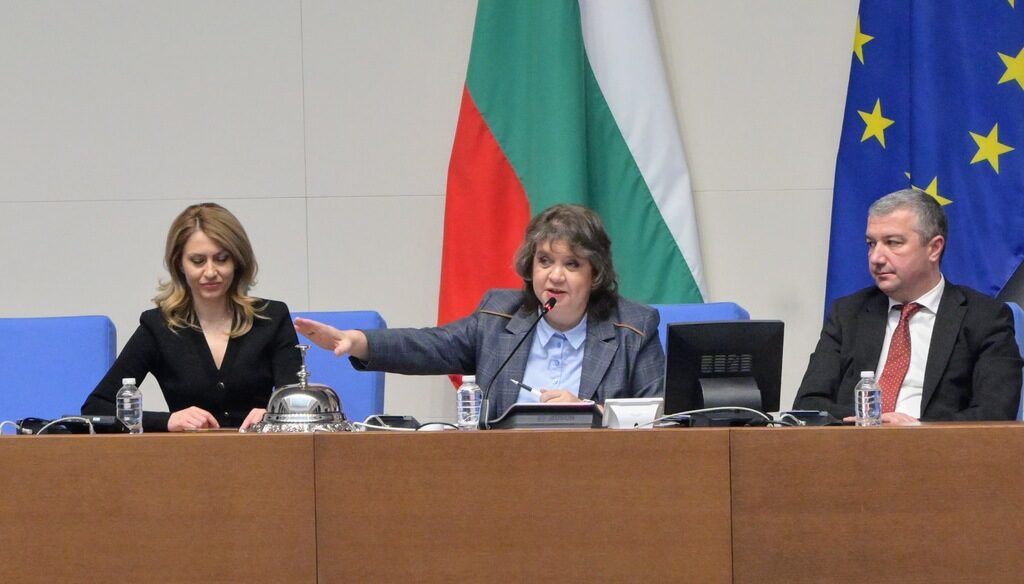 Определени са 12-те секретари на парламента, най-дългото заседание беше закрито
