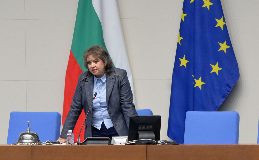 Депутатите обсъждат дали да почиват за празниците