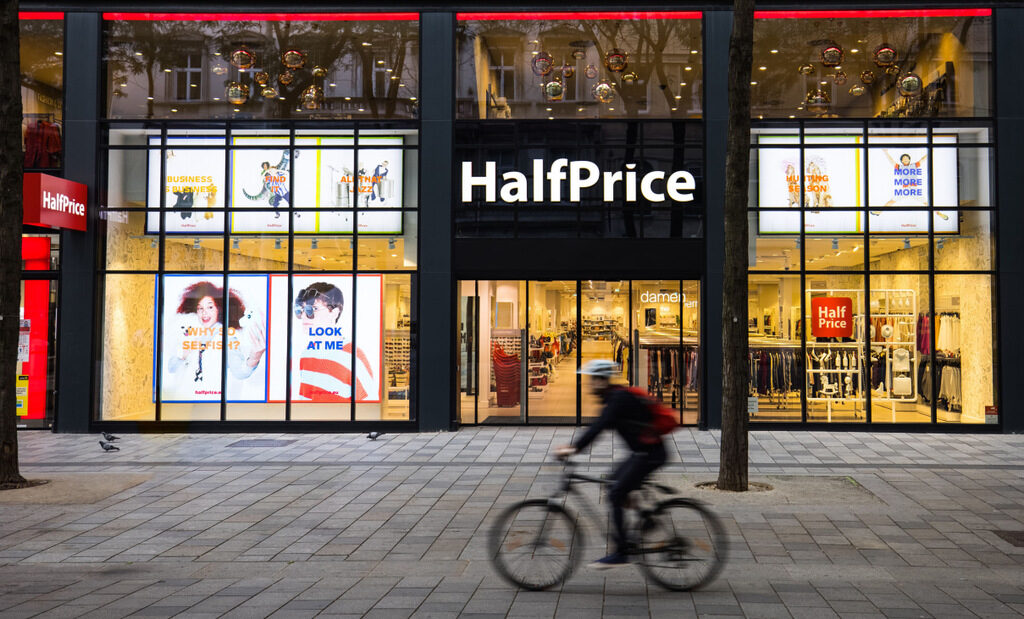 HalfPrice отваря първия си магазин в България на 13-и декември HalfPrice отваря първия си магазин в България на 13-и декември
