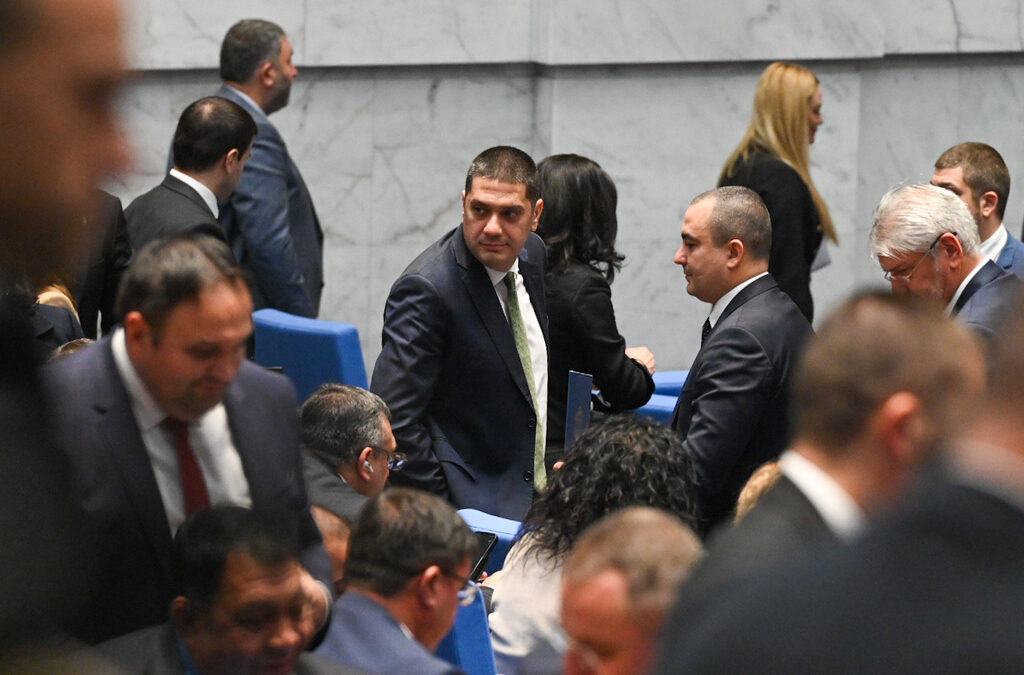 Парламентът създаде временна комисия за изработването на нов правилник