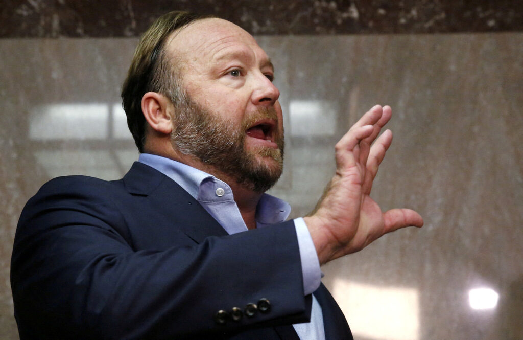 Съд в САЩ спря покупката на конспирационния сайт Infowars от сатирична медия
