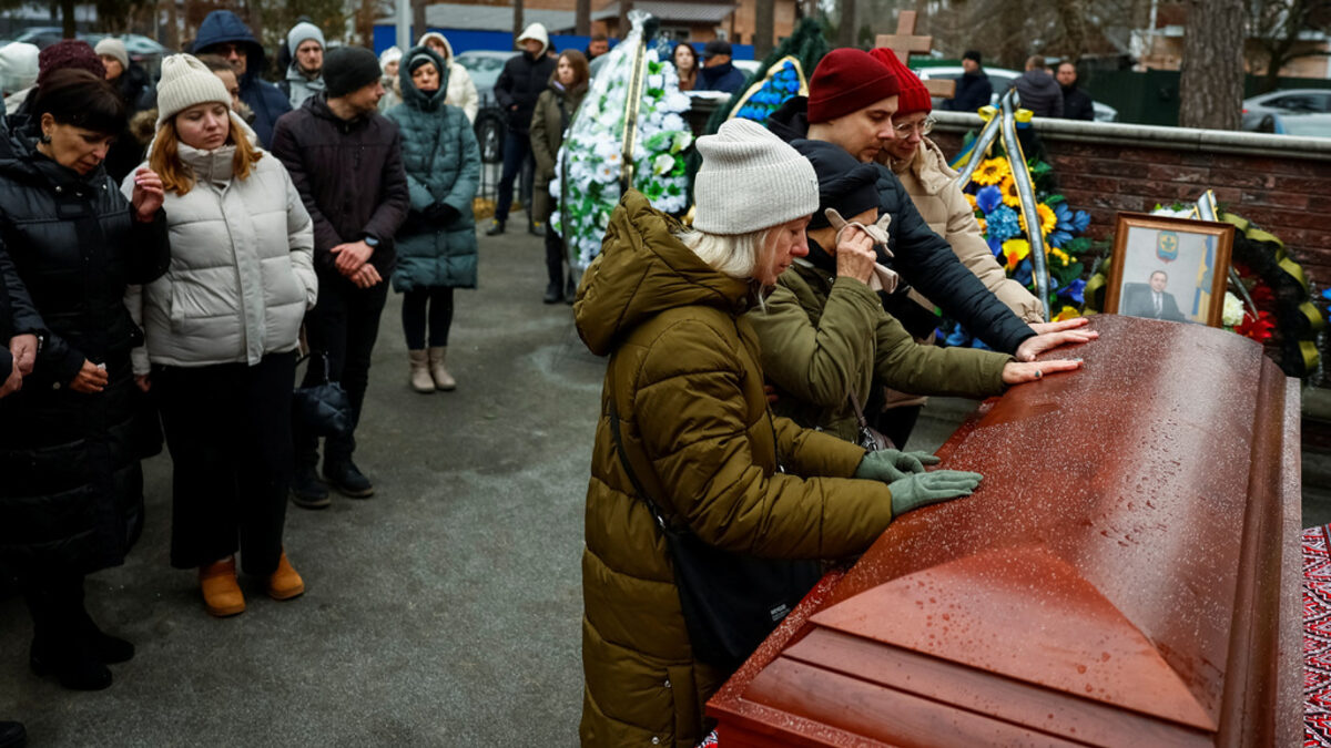 Погребална церемония за кмета на временно окупирания град Днепрорудне в Запорожка област Евгений Матвиев, който беше отвлечен в Буча преди повече от две години и тялото му беше върнато в Украйна по време на последната размяна с Русия.