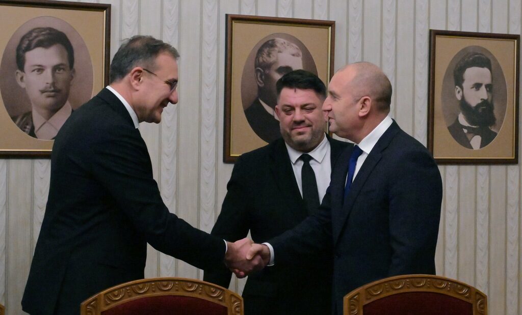"Възраждане" и БСП гледат към третия мандат, докато ГЕРБ мълчи за първия