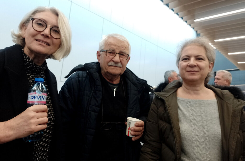 Севдие Халиибрам /вляво/ и Джейлян Фахри са били деца през декември 1984, когато извеждат бащите им. Джейлян и до днес не е преживяла стреса, наложило се години да взема успокоителни. Срещнаха се със Сефер Алимоллов, който е бил въдворен с техните бащи две години в лагера Белене.