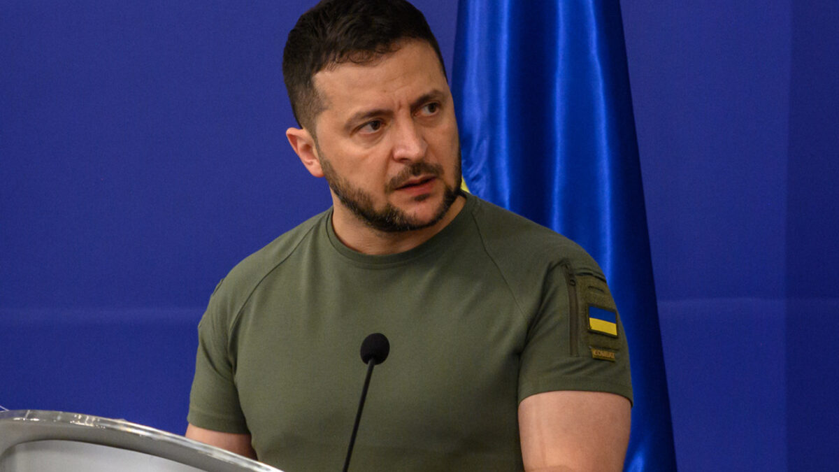 Украйна настоява за бързото ѝ приемане в НАТО и ЕС, като гаранция срещу нова бъдеща агресия от Русия. Това обаче засега изглежда трудно постижимо.