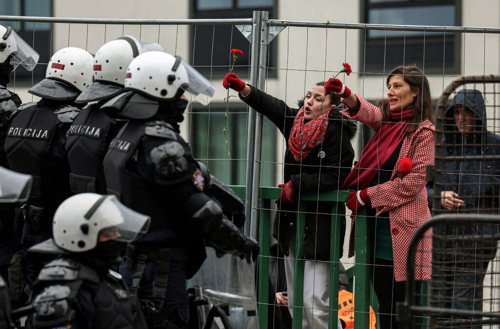 В Сърбия протестите продължават, министър е изгонен от дебат В Сърбия протестите продължават, министър е изгонен от дебат