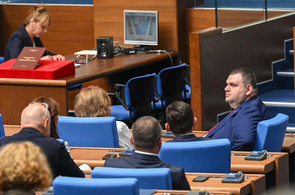Относно споразумението с Украйна Главчев очевидно действа под диктовката на Делян Пеевски. Относно споразумението с Украйна Главчев очевидно действа под диктовката на Делян Пеевски.
