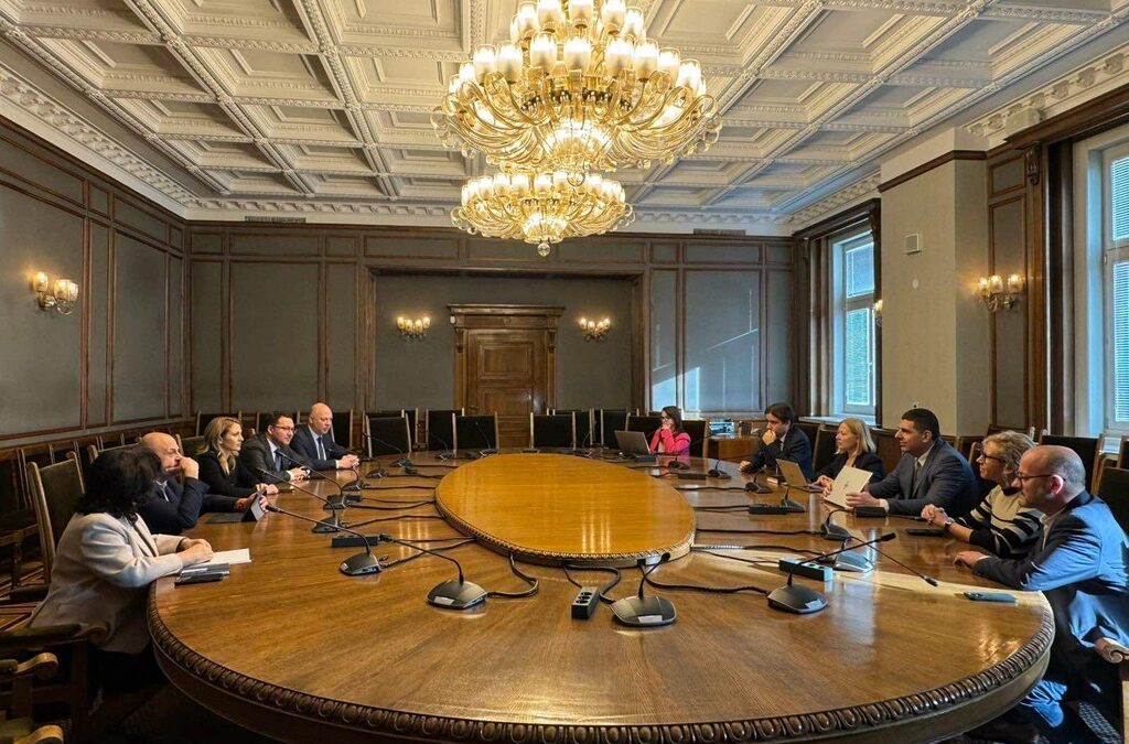 ГЕРБ и "Демократична България" започват подготовката на коалиционно споразумение ГЕРБ и "Демократична България" започват подготовката на коалиционно споразумение