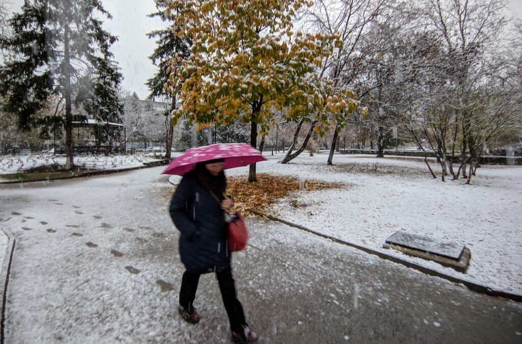 Днес ще бъде облачно, снегът ще продължи да вали