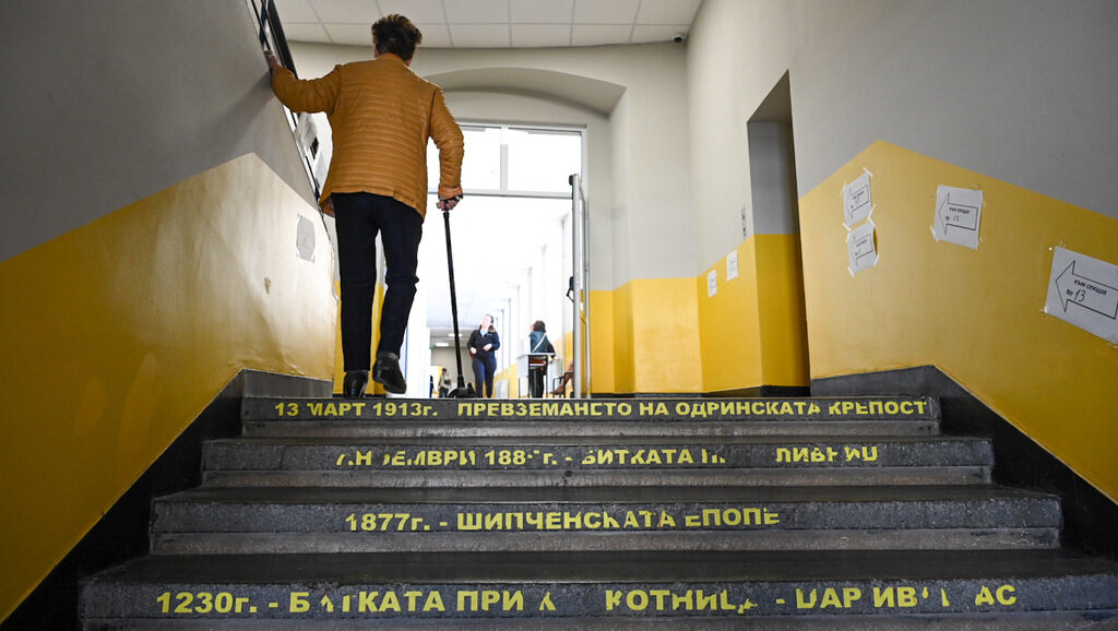За политиката в България най-подходяща диагноза би била "инфантилизация", разглеждана като липса на зрялост. За политиката в България най-подходяща диагноза би била "инфантилизация", разглеждана като липса на зрялост.