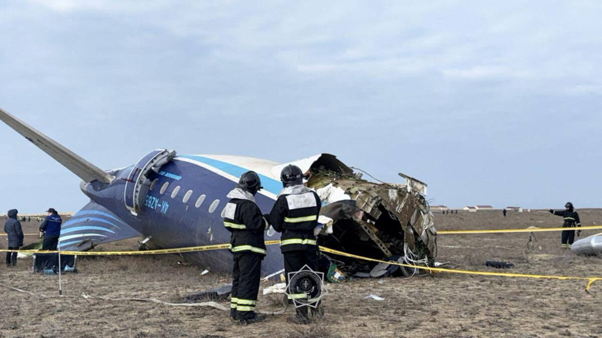 След като не е приет в Грозни, азербайджанският самолет се отклонява значително от маршрута си, прелитайки Каспийско море, за да се опита да кацне край казахстанския град Актау След като не е приет в Грозни, азербайджанският самолет се отклонява значително от маршрута си, прелитайки Каспийско море, за да се опита да кацне край казахстанския град Актау