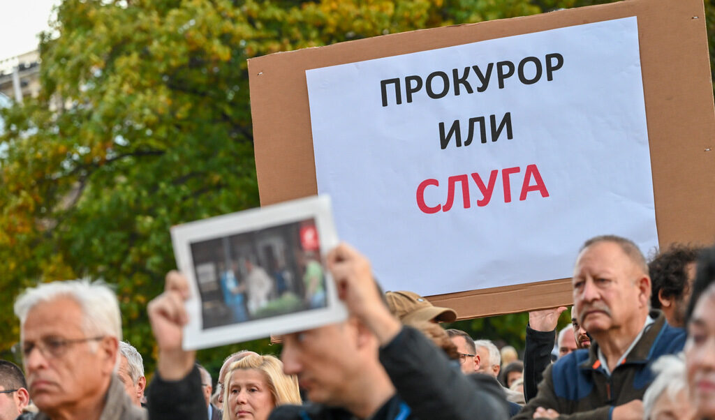 Годината започна с разкрития за съществуването на организирана престъпна група в съдебната власт и МВР след убийството на Мартин Божанов - Нотариуса - "лобист" в съдебната власт. И завърши с протести срещу кандидата за главен прокурор.