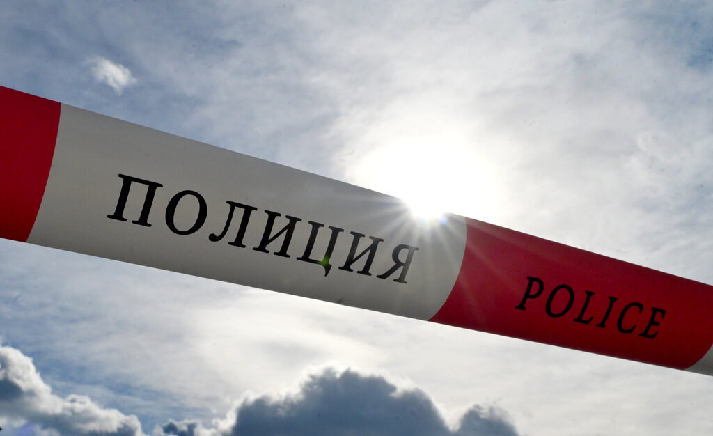 Момче на 14 години загина в Плевен след падане от висок етаж Момче на 14 години загина в Плевен след падане от висок етаж