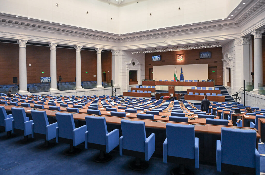 Новата сесия на парламента започва, неяснотите за мнозинствата и приоритетите остават