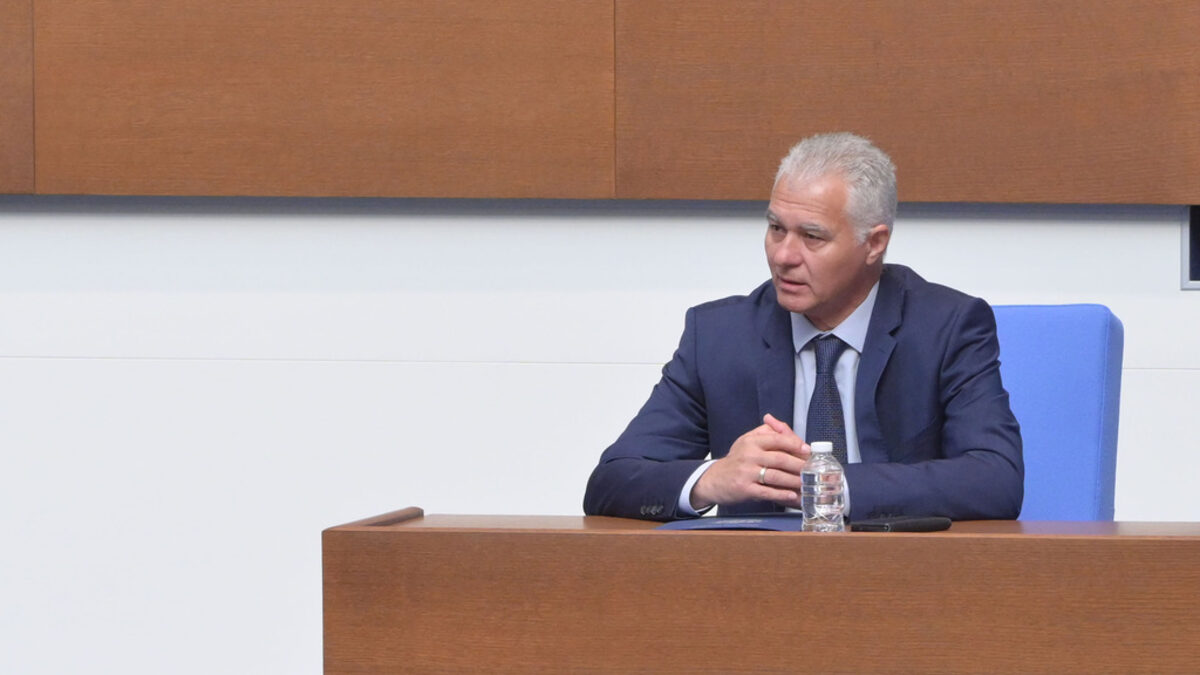 Пламен Тончев като председател на ДАНС беше удобен и за ГЕРБ и Пеевски, и за президента Радев, тъй като можеше да ги обслужва едновременно срещу опозицията им в лицето на ПП-ДБ, сега явно паритетът е нарушен Пламен Тончев като председател на ДАНС беше удобен и за ГЕРБ и Пеевски, и за президента Радев, тъй като можеше да ги обслужва едновременно срещу опозицията им в лицето на ПП-ДБ, сега явно паритетът е нарушен