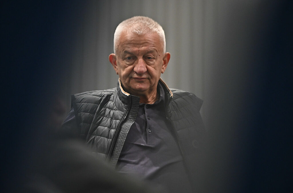 Христо Крушарски все още е мажоритарен акционер в "Локомотив" (Пловдив), но финансирането за клуба идва от трима души, които не желаят да се афишират, обяви изпълнителният директор на клуба Тома Цилев Христо Крушарски все още е мажоритарен акционер в "Локомотив" (Пловдив), но финансирането за клуба идва от трима души, които не желаят да се афишират, обяви изпълнителният директор на клуба Тома Цилев