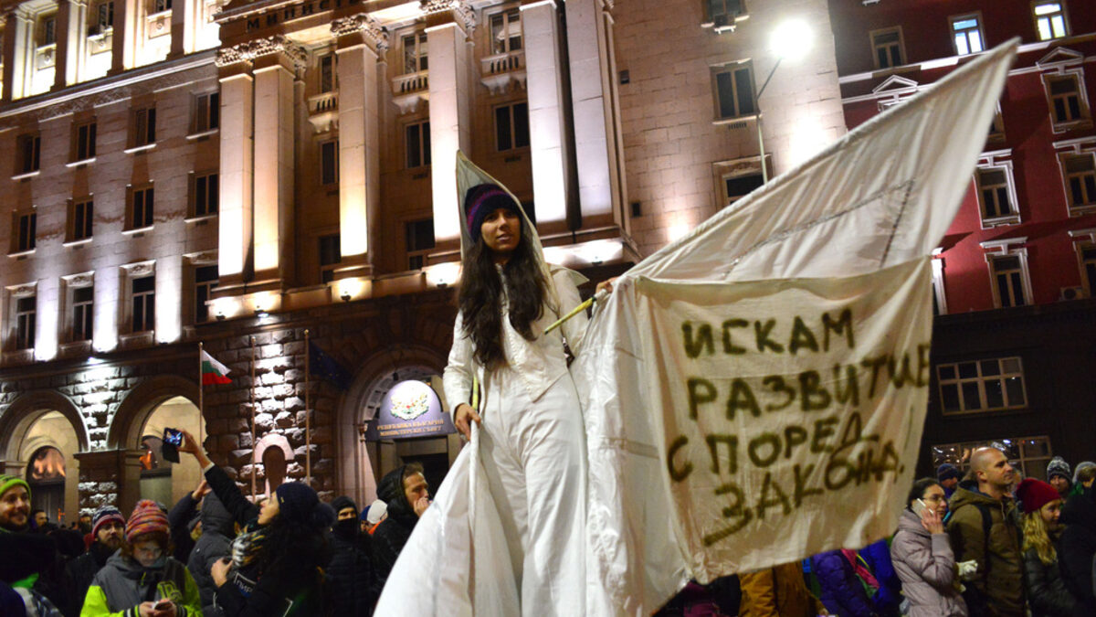 От дъното на диващината, в която пропаднахме като общества, е наложително да съумеем да се издигнем отново до живота, подчинен на добродетелите и културата в поведението. От дъното на диващината, в която пропаднахме като общества, е наложително да съумеем да се издигнем отново до живота, подчинен на добродетелите и културата в поведението.
