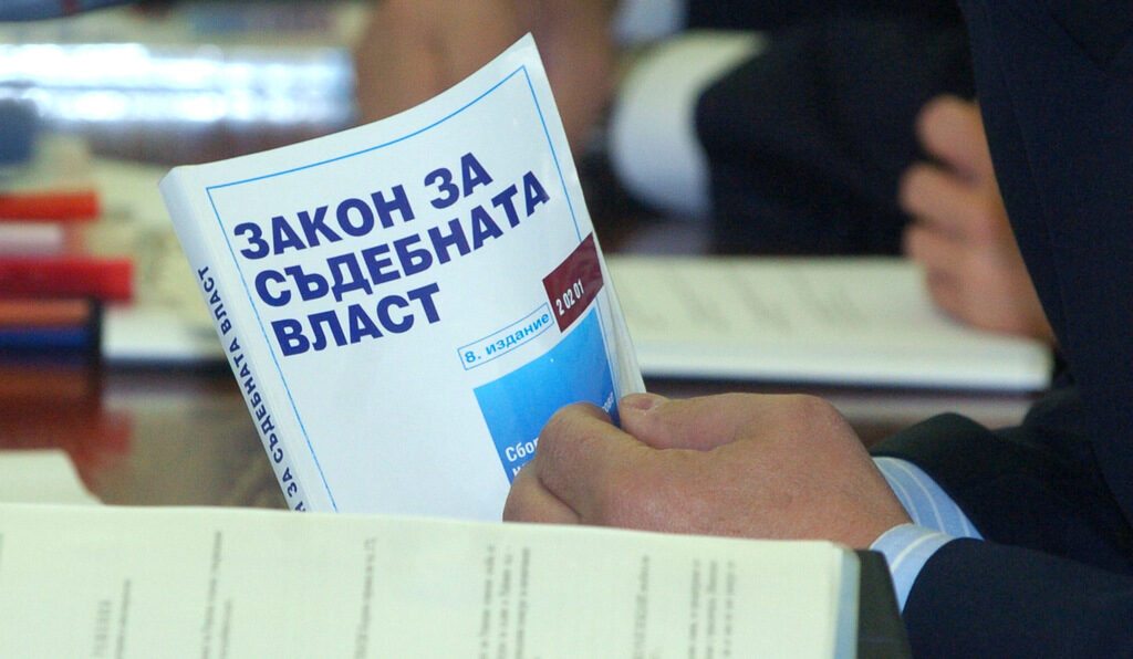 Привидно законодателна конкуренция има, но като да има дефицит и на реална политическа воля за повече.