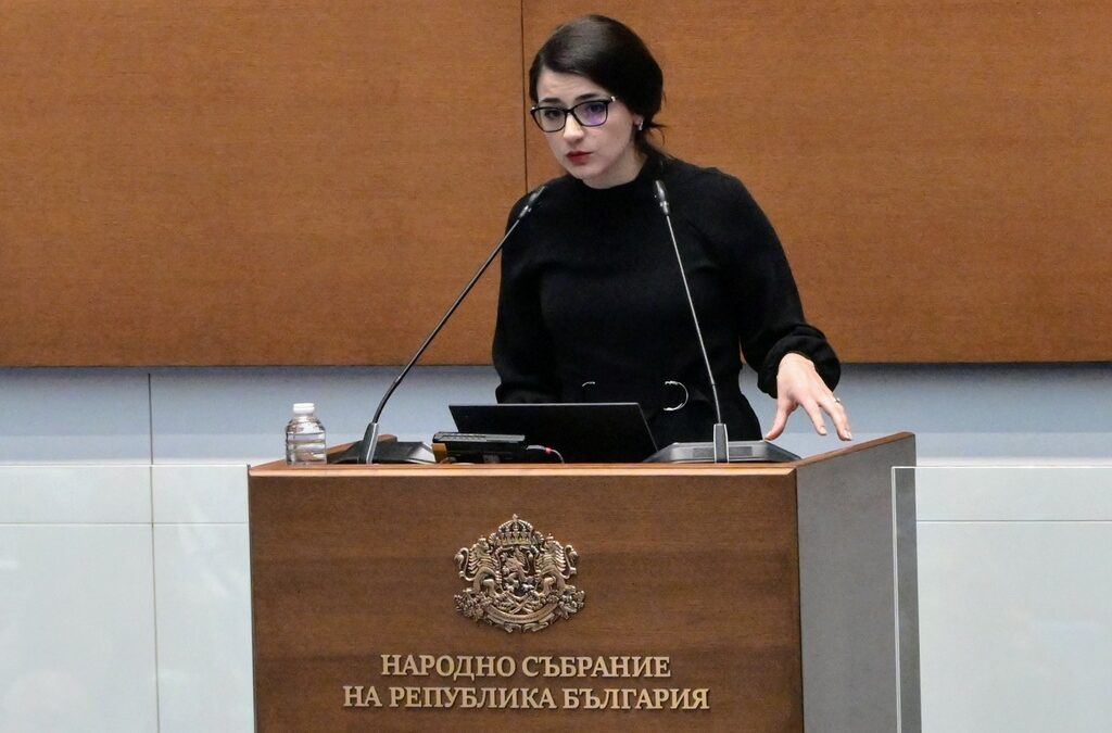 Лена Бориславова припомни и публичната информация за връзките на Сарафов с Петьо Петров-Еврото и "Осемте джуджета". Лена Бориславова припомни и публичната информация за връзките на Сарафов с Петьо Петров-Еврото и "Осемте джуджета".