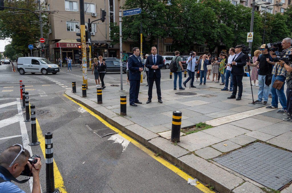 Министър Калин Стоянов по време на оглед в района на кръстовището на бул. "Патриарх Евтимий" и ул. "Фритьоф Нансен" във връзка с изпълнението на решението на Върховния административен съд (ВАС), който отмени новата организация на движението в района.