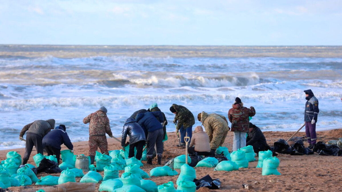 Започна изпомпване на мазута от заседналия в Черно море руски танкер