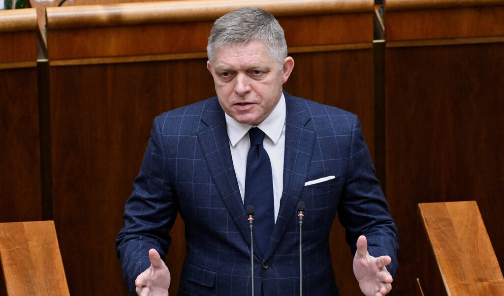 Словашката опозиция се отказа от вота на недоверие срещу Фицо, той я обвини в "Майдан"