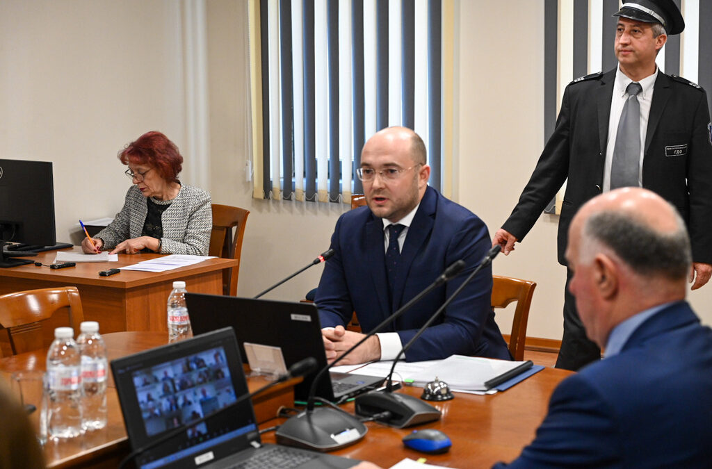 Министърът на правосъдието Георги Георгиев председателстваше заседанието на пленума на ВСС за първи път и обяви, че не знае имената на всички членове на съвета, заради което ги помоли да се представят като вземат думата.