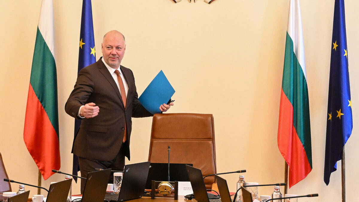 Правителството ще оттегли бюджета за 2025 г. и данъчните закони, прогнозира огромен дефицит